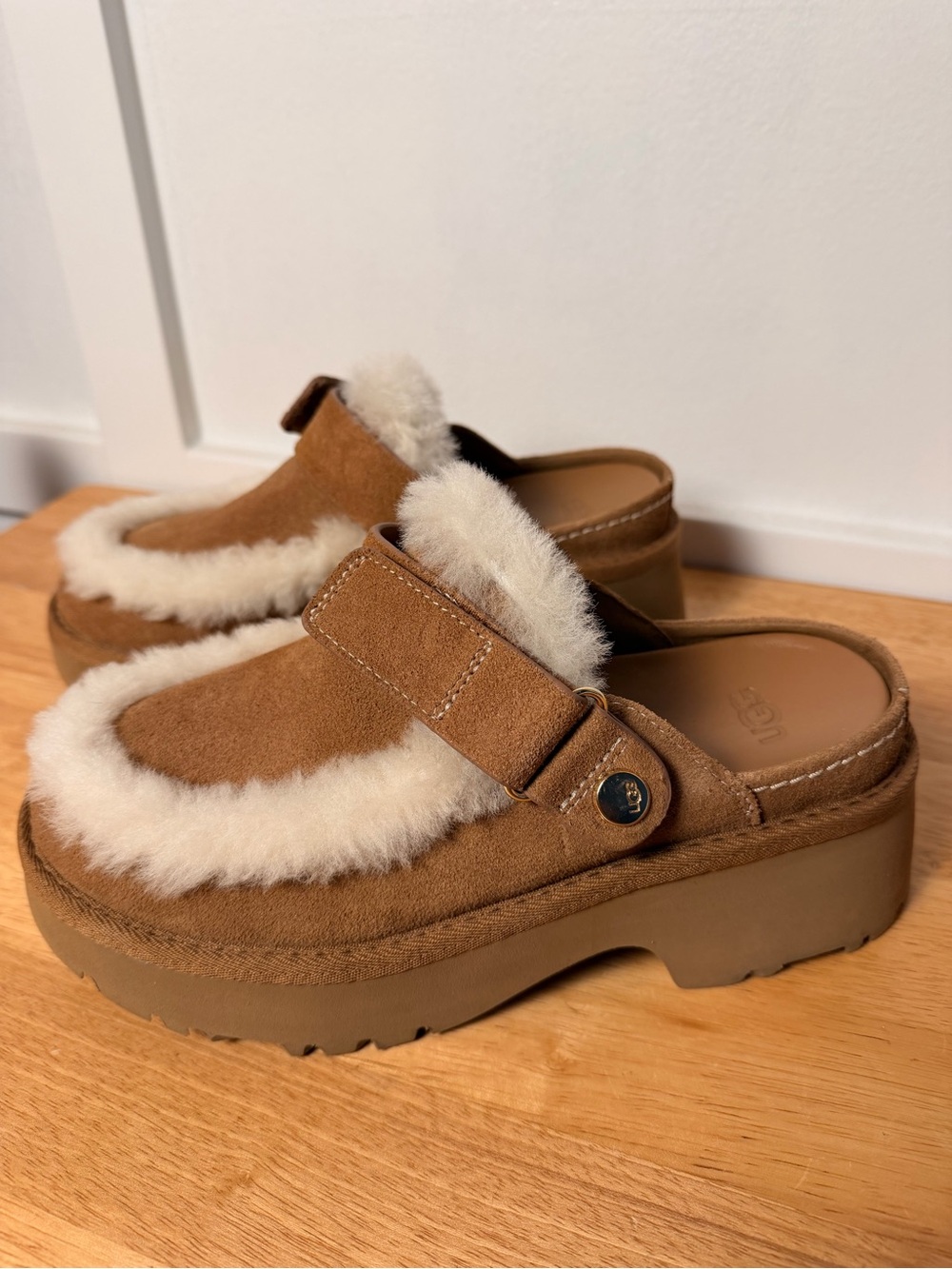 UGG Esmee Clogs Chestnut Shearling Platform Shoes Women’s 7 New - Picture 3 of 5